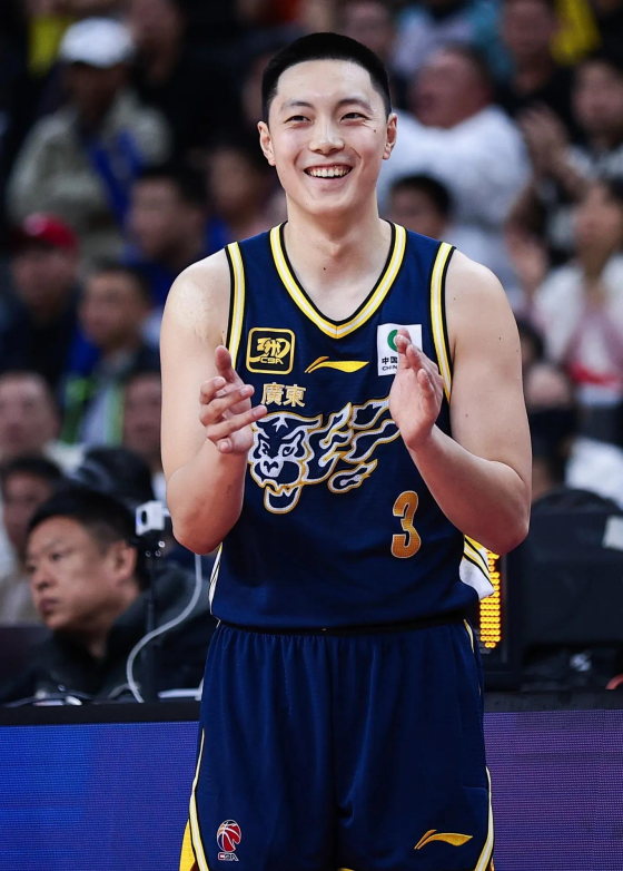 包含胡金秋16+6胡明轩10分中国男篮险胜波黑的词条